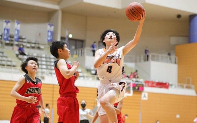 最後のハーフコートショットは惜しくもこぼれ… 小林が盛岡白百合学園の猛追を振り切り3回戦へ【インターハイ2021】