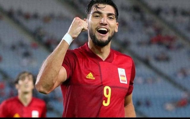 “着物にスニーカー”東京五輪出場のスペインFWラファ・ミルが“合掌ポーズ”でシーズンへの意気込み語る