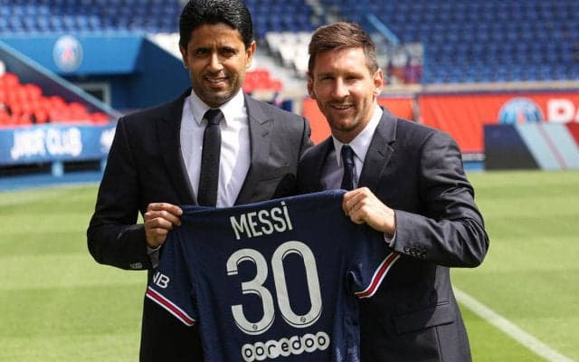 発煙筒に大歓声!スタジアムに大挙しメッシを大歓迎するPSGサポーター!