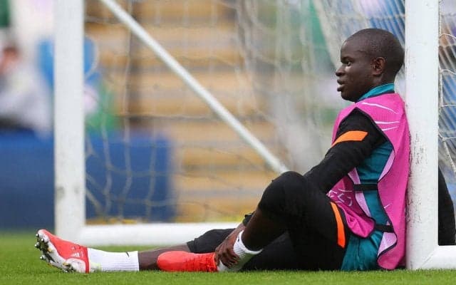 アスリートだってピザが食べたい!勝利後の控室でカンテがペロリ