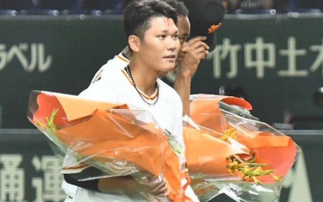 東京五輪メダリストへ巨人・原監督から花束　後半戦開幕始球式に金メダリスト登場
