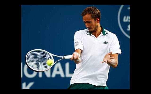 メド 崖っぷちから逆転で4強