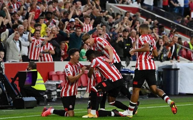 大合唱に思わず!プレミア初勝利に沸くブレントフォード・サポへマイクを向けるリバプールOB・キャラガー氏