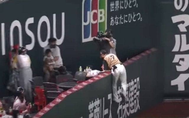 「父親の鑑」　ノーノー試合で起きたWファインプレー、子を守るパパの姿が「素晴らしい」