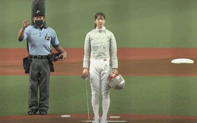 「仮面脱いだらこの美形」「可愛い」　五輪“女子剣士”がノーバウンド投球で球場魅了