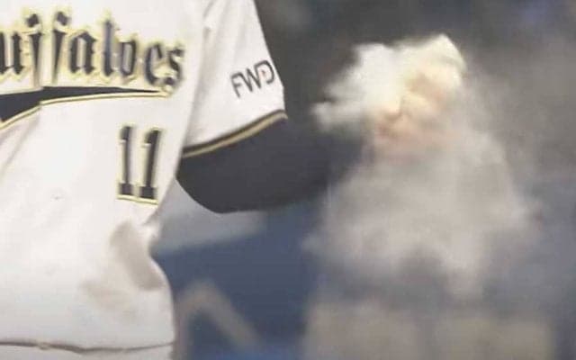 五輪でも話題…舞い上がる“白煙”にファン注目「元祖追いロジンが見れて大満足です」