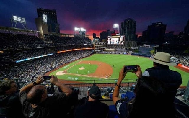 【MLB】ボールガールに「一目ぼれ」　打者もあんぐり…超絶美技に再脚光「彼女と契約を！」