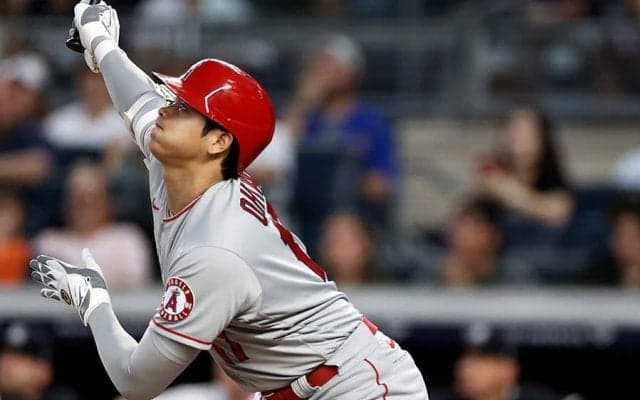 【MLB】「普段クールなコールさんが…」大谷翔平の大飛球、剛腕が天を仰いだ“降参ポーズ”