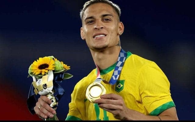 U-24ブラジル代表FWアントニーが“金メダル” タトゥーを披露！「肌に永遠に残す」