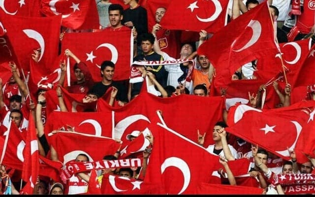 スタジアムから生放送中のレポーターに悲劇…スプリンクラー直撃でずぶ濡れに