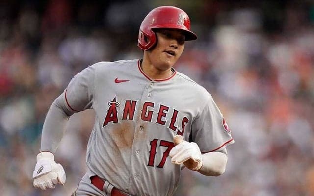 【MLB】遂に“大谷翔平まみれシャツ”入手　米識者が収録でドヤ顔「皆さん、見えますよね？」