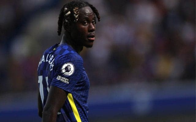 鮮烈デビューのチェルシーDFはピッチ外でも注目の的!開幕前にはファッションモデルとして活動