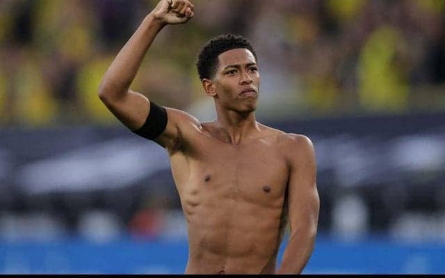 18歳ベリンガムの行いに観客も拍手！車イスのサポーターにユニフォームを手渡し