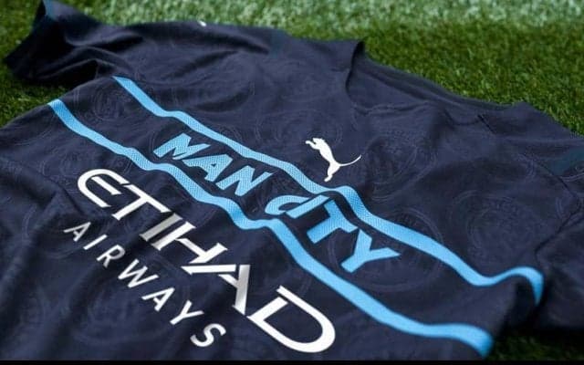 シティが3rdユニを発表も…胸にチーム名、エンブレムが背面の斬新さはファンに受け入れられず？「トレーニングシャツにしか見えない」