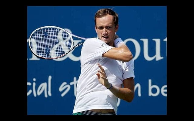 メド 完勝で雪辱果たし4強