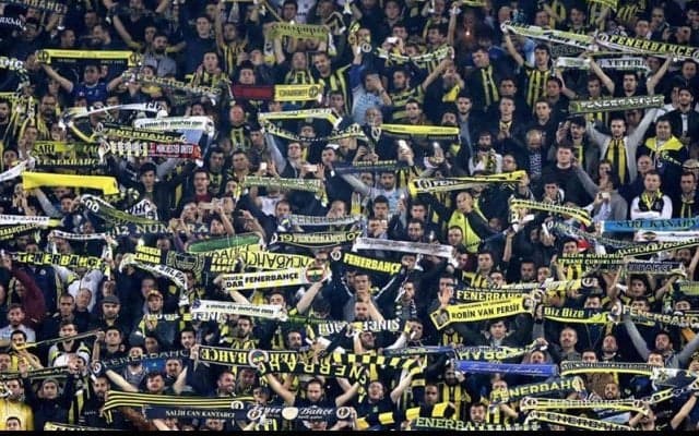 スーパーゴールの選手がエンブレムにキスしようとするも…慣れない新ユニフォームでハプニング