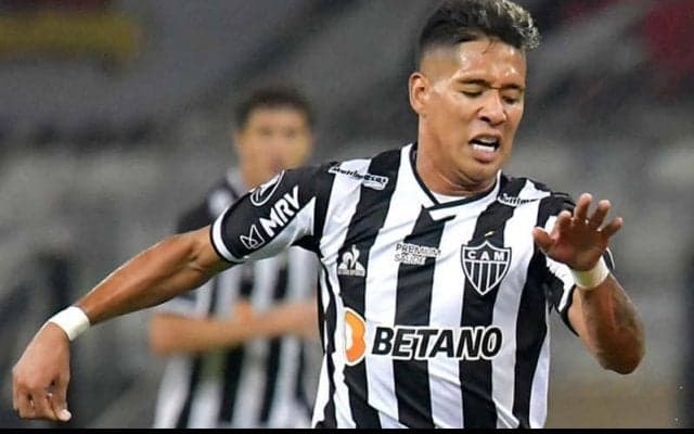 斜め後ろからのボールをバイシクルキック！フッキのアシストから生まれた超絶ゴールに脚光「アクロバティック」