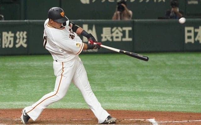 巨人に電撃トレードの中田翔、移籍1号は特大2ラン！　観戦の長嶋茂雄氏も喜ぶ