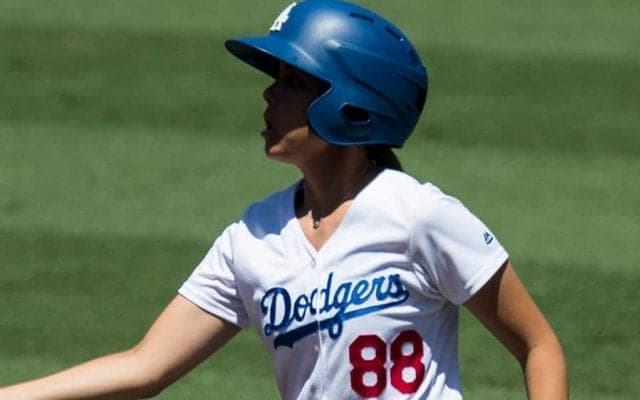 【MLB】半袖ユニホーム姿の美女が防いだ大惨事…　驚きのファン「彼女と契約を」