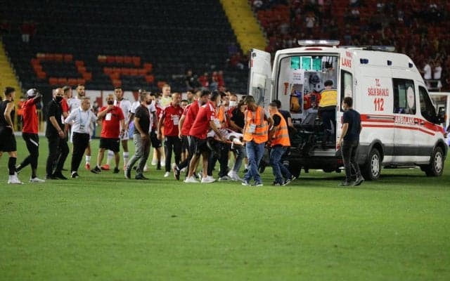 トルコでも試合中に選手が突然倒れる…ベシクタシュのDFエンサカラは命に別状なし