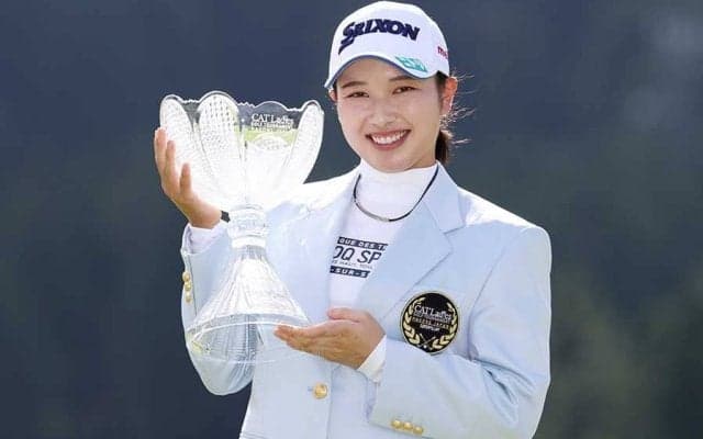 小祝さくら、重機に乗った姿が「シュール」と話題　優勝副賞に反響「どうするの!?笑」