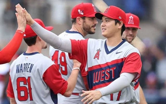 【MLB】大谷翔平、試合前に子供からサイン攻め　丁寧な姿勢に米反響「何て良いヤツ」「宝だ」