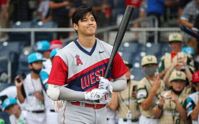 【MLB】大谷翔平、子どもにもモテモテ　サイン求める長蛇の列への丁寧な対応が「なんてクール」