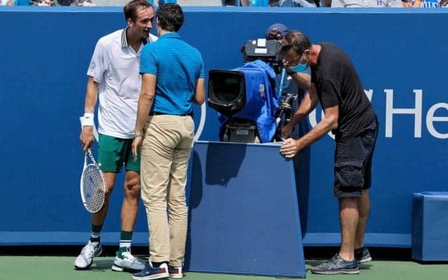 メドベージェフ、試合中に衝突した中継カメラに蹴り「手が折れるところだった」