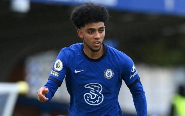 これはアウト…カバーに入ったチェルシーU-23DF、軸足ごと狩るレイトタックルで一発退場