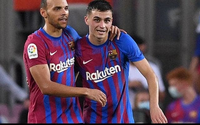 2週間のオフで故郷に帰省したバルセロナMFペドリ、“そっくり”な兄とのマスクでの瓜二つショットに反響