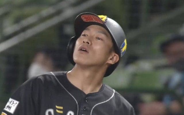 「初めて見た」「伝説の一打」鷹・柳田、衝撃の“天井直撃ゲッツー”に騒然