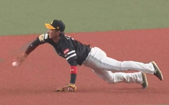 「カメラが追えない速さ」　鷹今宮、横っ飛び＆異次元バックトスの“惚れる”超美技