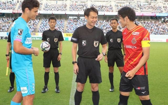 Jリーグを担当する家本政明主審、判断ミスでヒザから崩れ落ちて土下座した海外の主審に反応「痛いほどわかる…」