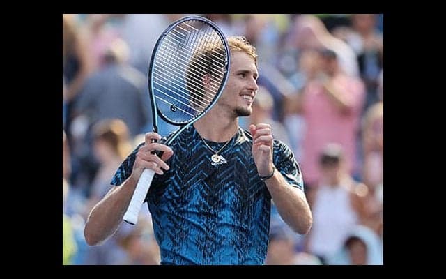 ズべレフ 野球選手と記念撮影