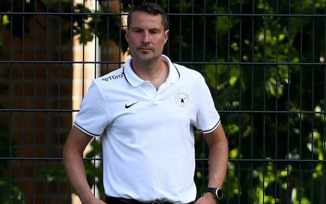 「皆さんごめんなさい」EL本戦出場を決めた三好康児の指揮官が“裸”で記者会見に臨む