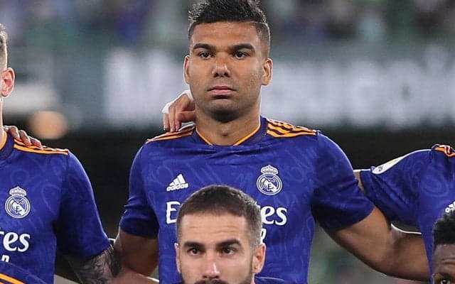 珍プレー！ レアルMFカゼミロの後方からのタックルもカードなし…倒されたのは主審の珍事