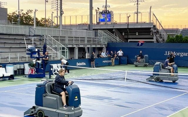 雨天中断後に大活躍するコート乾燥マシーン[USオープン]