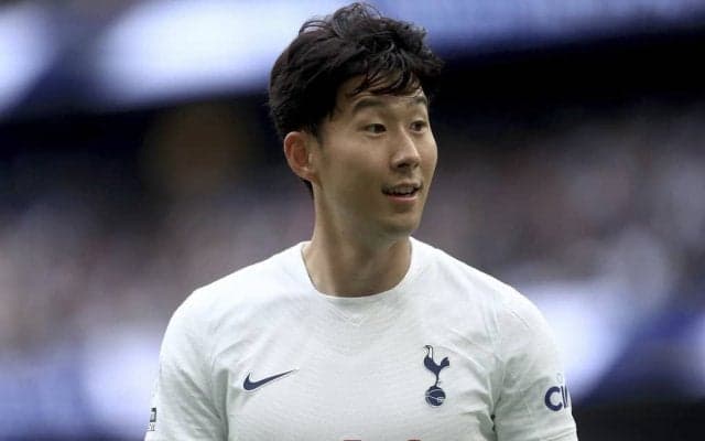 「この位置から入る！？」ソン・フンミンの「スーパーゴール」が炸裂！トッテナムをプレミアリーグ唯一の3連勝に導いた「ロングFK」