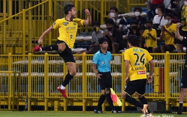 「天国と地獄」宙を舞った柏レイソル・クリスティアーノの超豪快ロング弾【柏ー横浜FC】　原悦生PHOTOギャラリー「サッカー遠近」