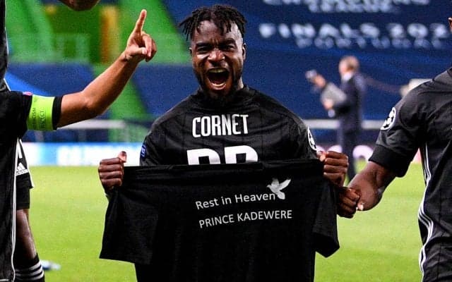 指差した先にはエンブレムではなく…新加入のコートジボワール代表M・コルネが恥ずかしいミス