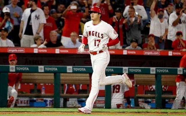 【MLB】42号の大谷翔平、131m特大弾に米実況席は絶叫「深いぞ！高い！」「弾丸は右翼席へ！」