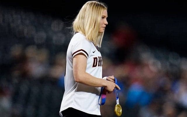 なびく金髪が「なんて魅惑的」　“軟体”美女金メダリストの「史上最高の始球式」