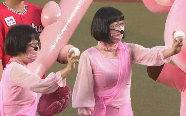 豪快足上げで「いいボール投げるんかーい」　阿佐ヶ谷姉妹の“どストライク”に騒然