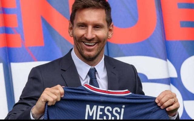 「素敵」メッシが奥様と“エッフェル塔”をバックに2ショット！「パリに馴染んでる」