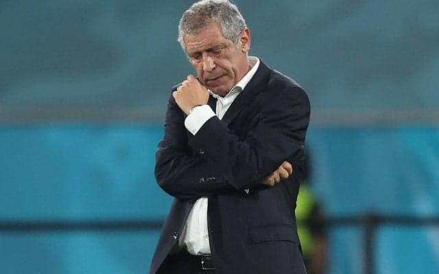 ポルトガル指揮官を不運が襲う…相手選手に手を差し伸べるも足元のトラップにかかる