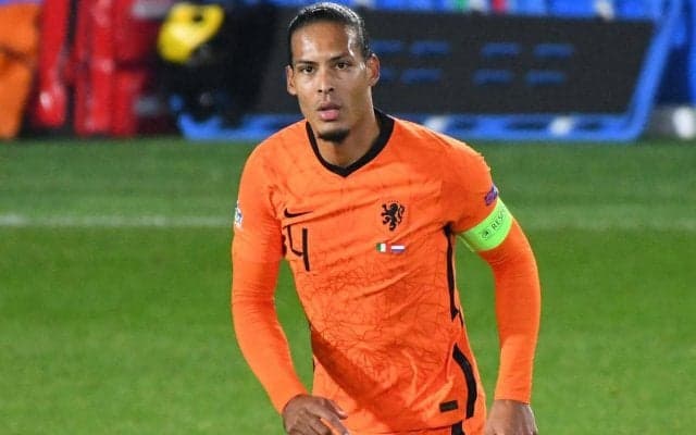 オランダ代表復帰のファン・ダイク、インタビュー中に乱入してセルフィーを求めたファンを一蹴