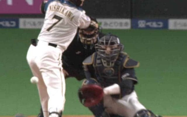 確実に死球コースも…奇跡的な“回避”にファン衝撃「捕った若月も凄い」「天才的」