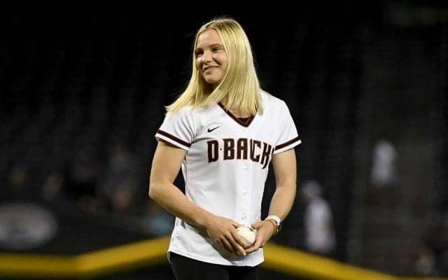 【MLB】五輪女王ならではの始球式　ブロンド髪なびかせる華麗な一回転に米驚き「これ凄いわ」