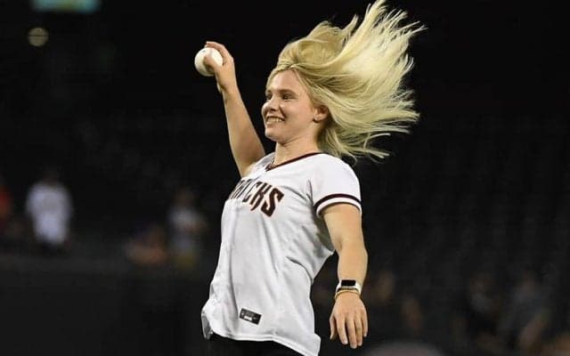 金髪美女の“軟体”に「恋に落ちたなこれは」　金メダリストの1球を受けた選手も仰天