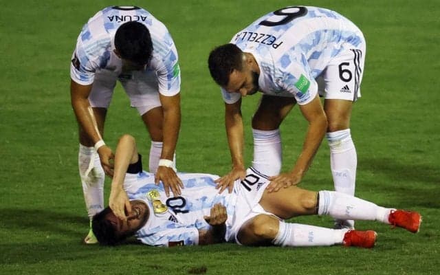 あわやキャリア終了？ メッシの左足を襲った残忍タックルに母国メディアは「犯罪者」と糾弾
